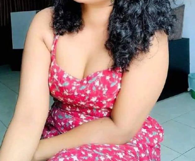 ලස්සන කෙල්ලෙක් ඉන්නව...