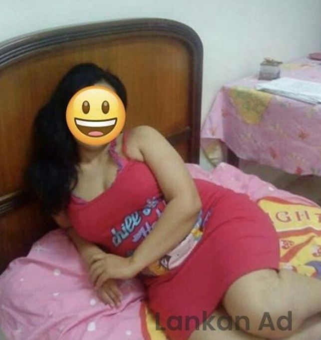 ලස්සන කෙල්ලෙක් ඉන්නව...